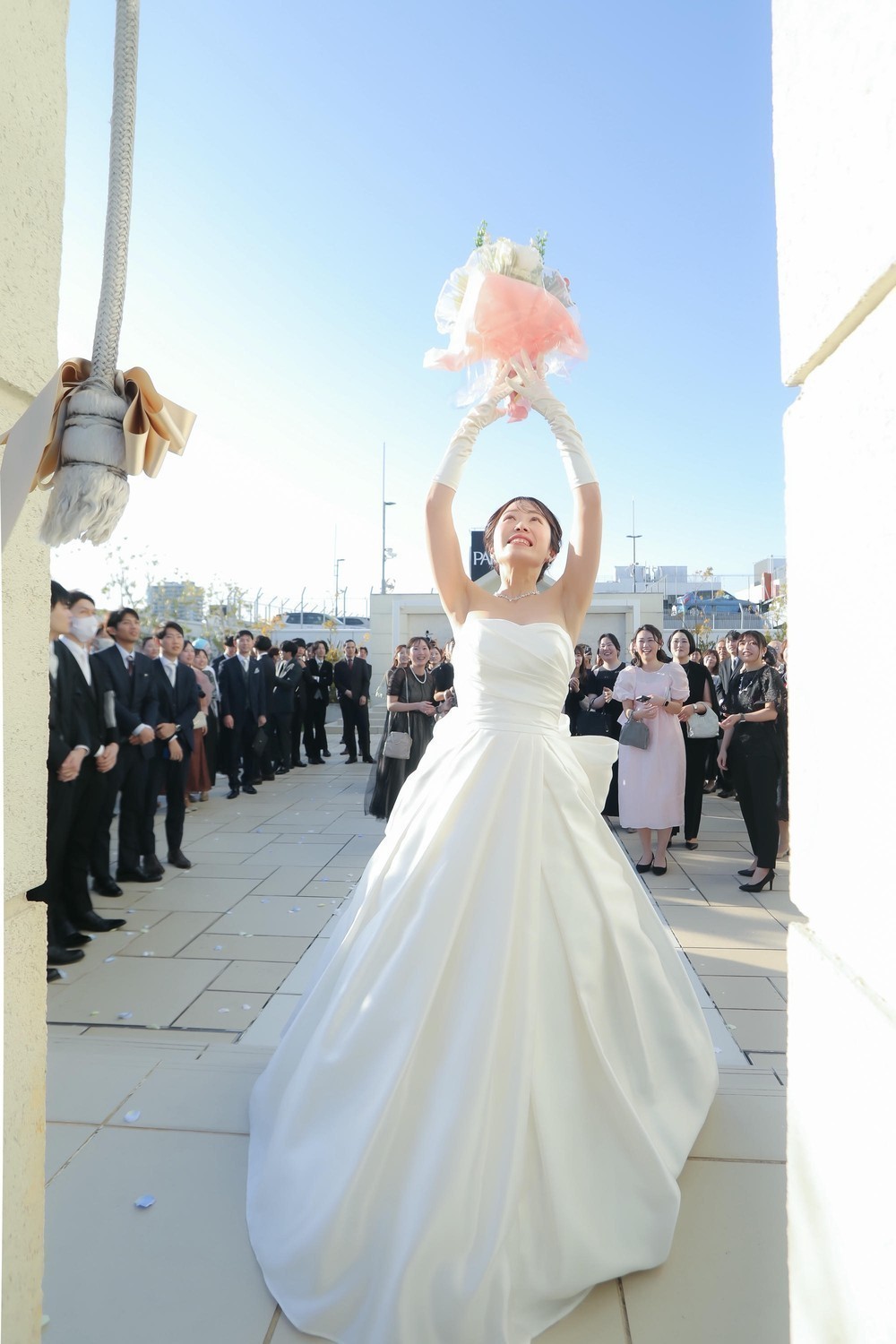 【結婚式のブーケトス&ブーケプルズ】意味や演出の違いと盛り上げるコツ