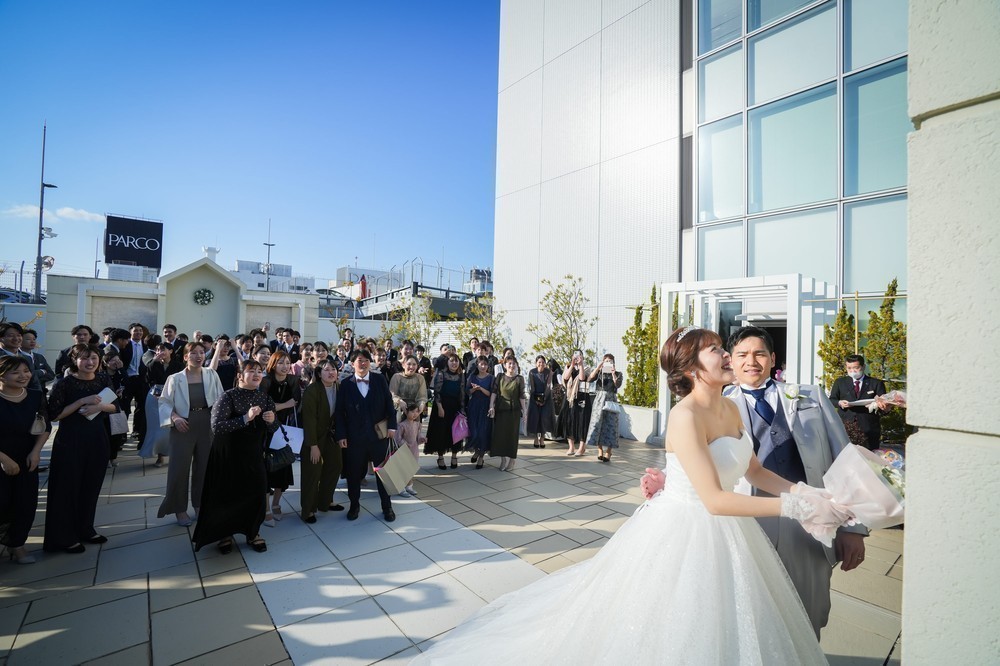 【結婚式のブーケトス&ブーケプルズ】意味や演出の違いと盛り上げるコツ