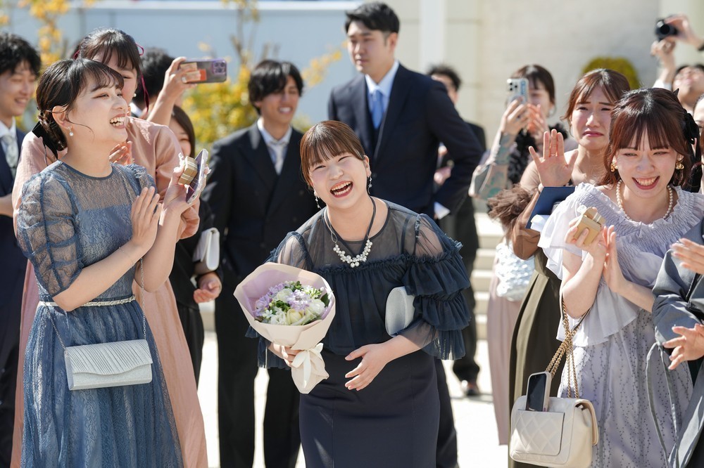 【結婚式のブーケトス&ブーケプルズ】意味や演出の違いと盛り上げるコツ