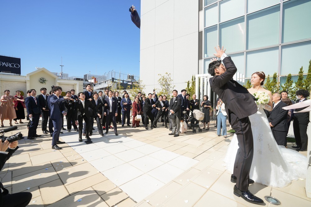 【結婚式のブーケトス&ブーケプルズ】意味や演出の違いと盛り上げるコツ