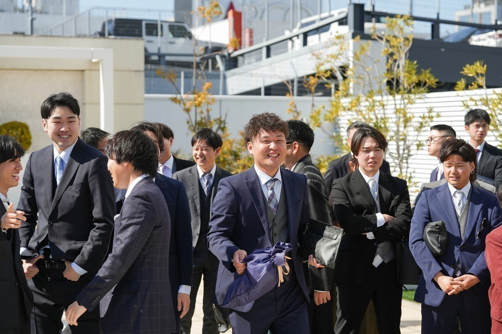 【結婚式のブーケトス&ブーケプルズ】意味や演出の違いと盛り上げるコツ