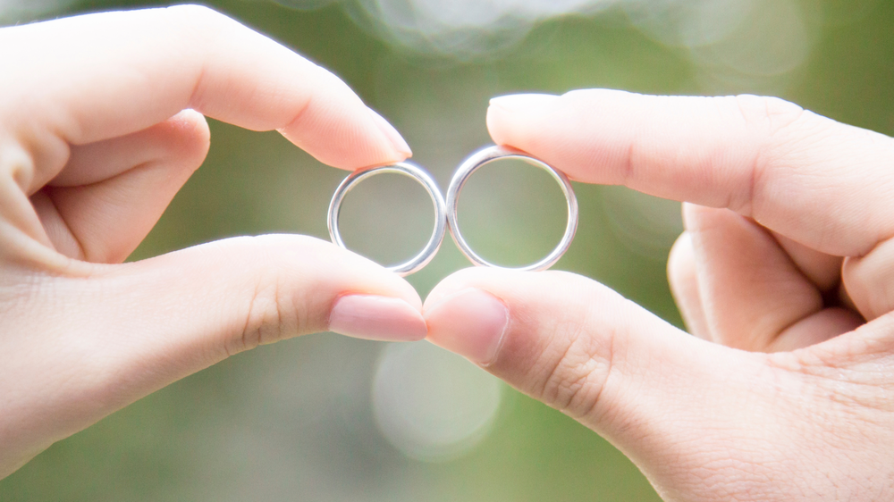 【結婚指輪の選び方完全ガイド】素材・デザイン・刻印のおすすめとトレンド