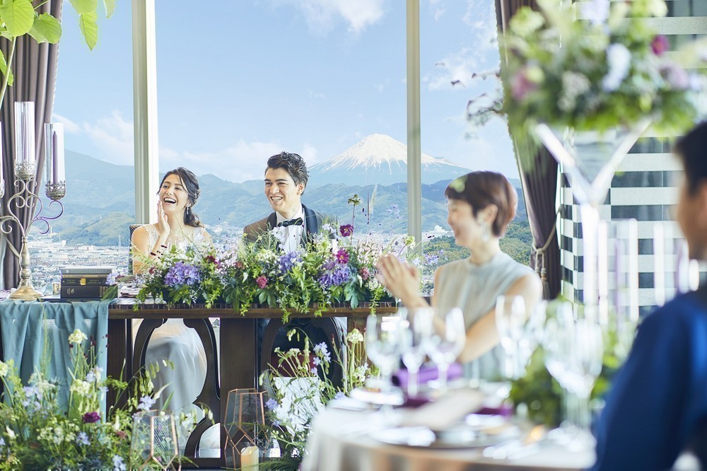 【静岡を代表する迎賓館】
JR静岡駅直結の好立地！
豪華スイーツ試食と
１万円ギフト券付きの満足フェア♪

『静岡市内の一等地』で非日常の空間！
新幹線停車駅のJR静岡駅から徒歩2分♪
地下道直結の結婚式場です♪

結婚式後は2次会や
カフェなどでのアフターパーティーなど
1日の体験をトータルコーディネート！

まずは《ブライダルフェア》のご予約を
お待ちしております♪