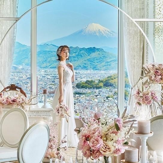 【GW限定フェア開催！】
帰省カップルも必見！
「黒毛和牛コース試食（ディナー）」付き。

JR静岡駅北口から徒歩2分。
静岡駅構内から唯一の地下道直結式場です。

さらに近隣の「提携ホテル」も多数。
特別価格でご案内も可能です。

GW期間限定！
4つ人気ドレスショップお勧めドレスを展示。

まずは《ブライダルフェア》のご予約を
お待ちしております♪