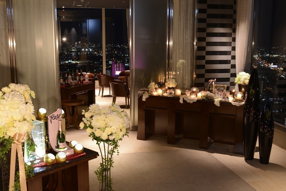 ナイトウエディングとは？お昼の結婚式との違いや魅力・演出アイデアを徹底解説！