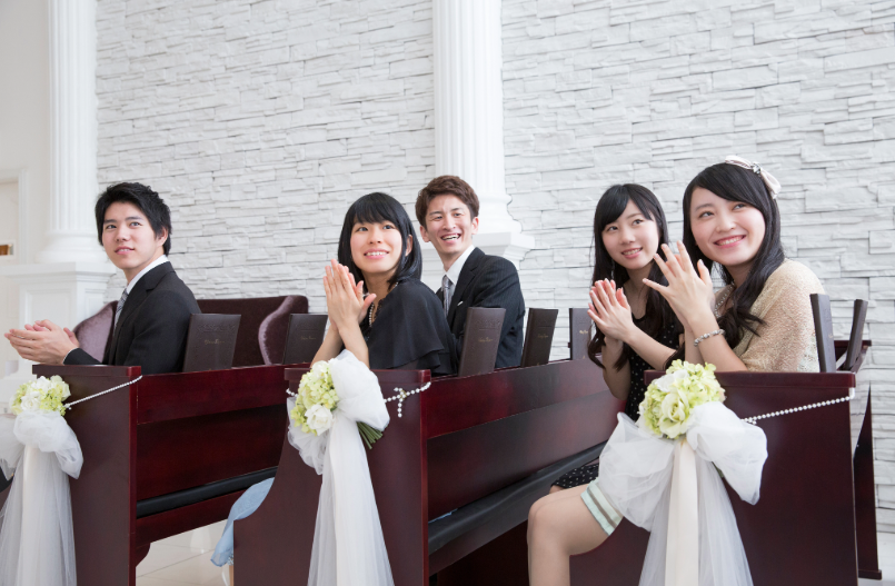 結婚式の服装マナー｜黒ドレスはNG？失敗しないコーデのポイント