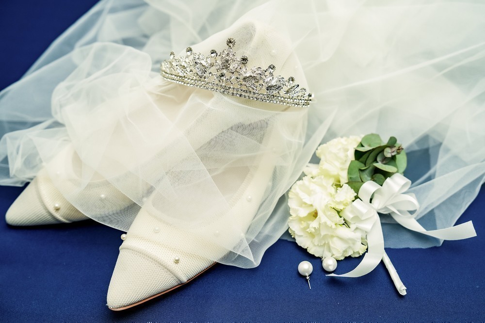 【花嫁＆ゲスト必見】結婚式を彩るおしゃれなヘアアクセ＆メイクツールまとめ
