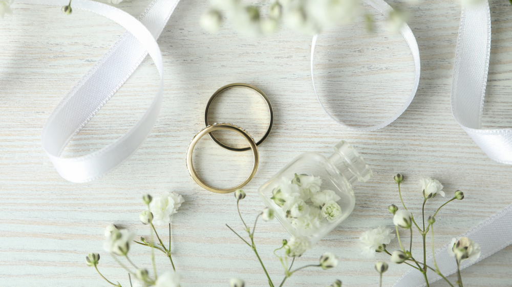 【結婚指輪の選び方完全ガイド】素材・デザイン・刻印のおすすめとトレンド