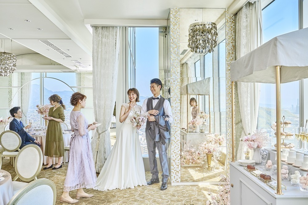 ◆2次会WEDDINGプラン◆（当館で結婚式をされる方限定）

結婚式後の2次会をそのまま同じ場所で。
・移動負担なし！
・早めの時間スタート！
・ドレスを着たまま参加できる！
・駅前だからギリギリまで過ごせる！
・3次会は街中で！

披露宴会場を2次会でご案内できるから
迫力ある映像投影や音響機器完備。