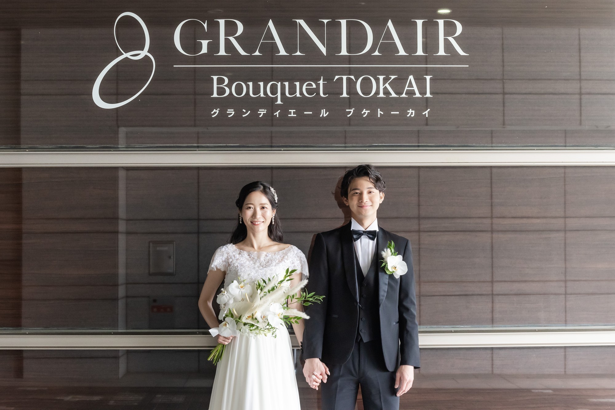 ロゴ背景の新郎新婦写真
