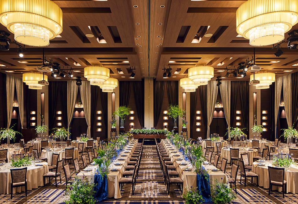 優美なフォルムのシャンデリアが映える荘厳な大空間