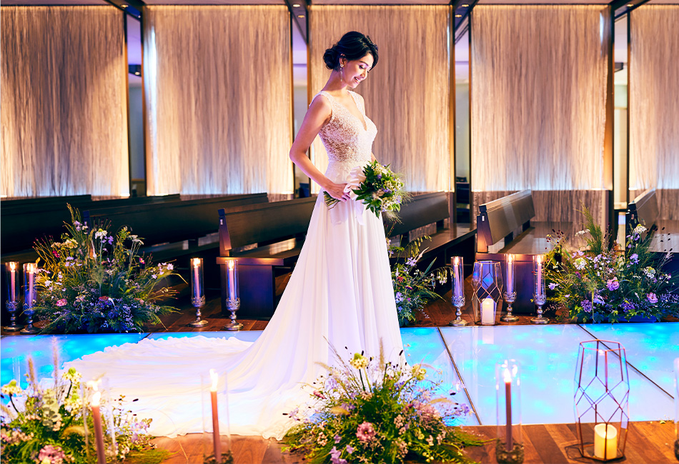 チャペルのイルミネーションに美しく映えるウェディングドレス